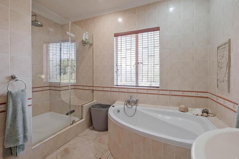 5 Bedroom Property for Sale in Rooihuiskraal Gauteng