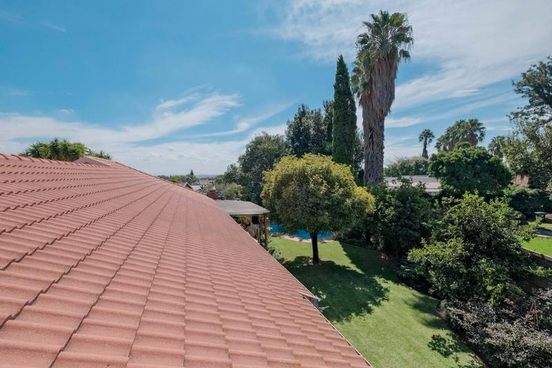 5 Bedroom Property for Sale in Rooihuiskraal Gauteng