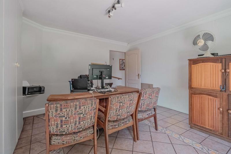 5 Bedroom Property for Sale in Rooihuiskraal Gauteng