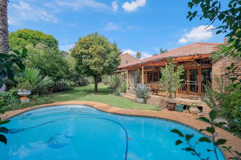 5 Bedroom Property for Sale in Rooihuiskraal Gauteng