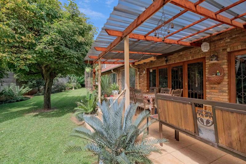 5 Bedroom Property for Sale in Rooihuiskraal Gauteng