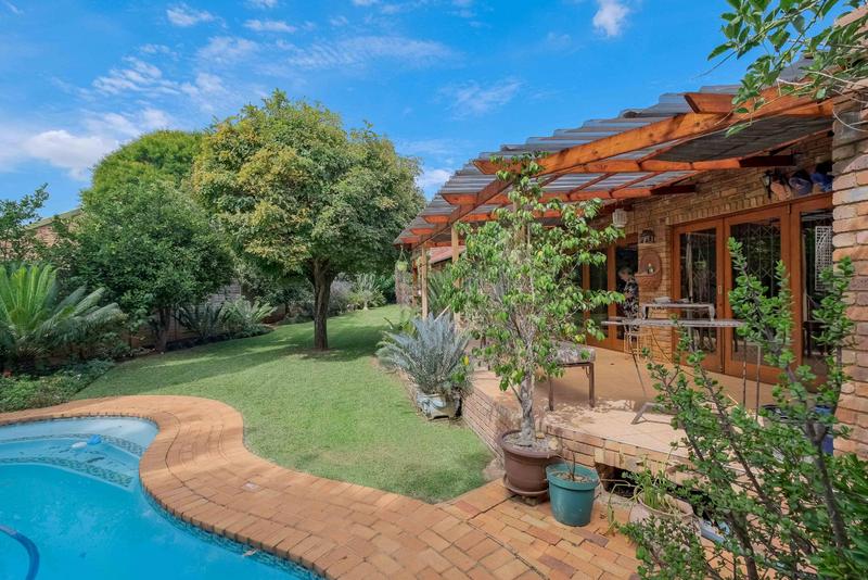 5 Bedroom Property for Sale in Rooihuiskraal Gauteng