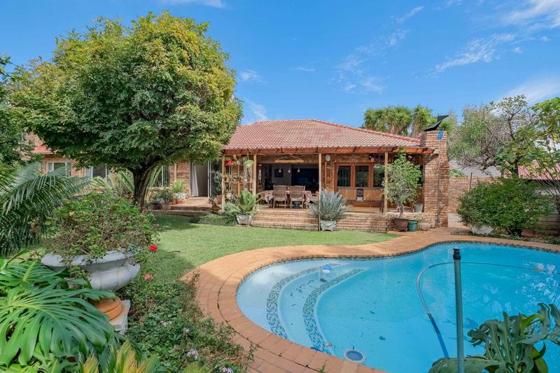 5 Bedroom Property for Sale in Rooihuiskraal Gauteng