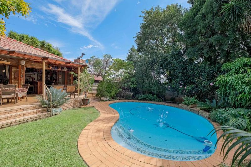 5 Bedroom Property for Sale in Rooihuiskraal Gauteng