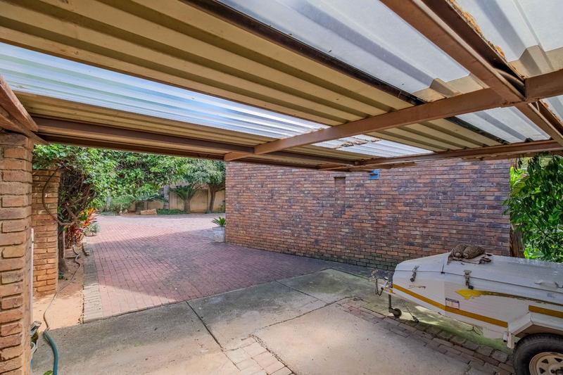 5 Bedroom Property for Sale in Rooihuiskraal Gauteng