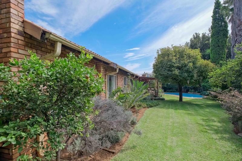 5 Bedroom Property for Sale in Rooihuiskraal Gauteng