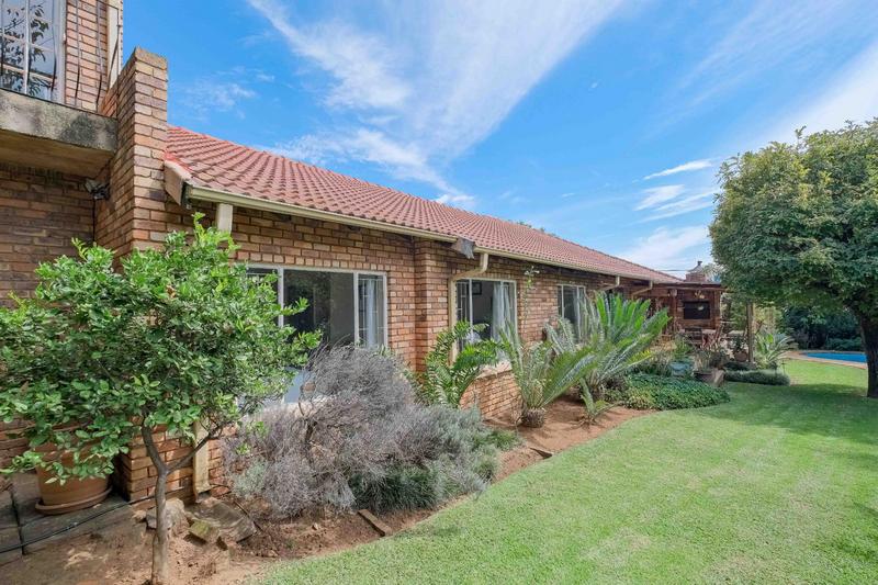 5 Bedroom Property for Sale in Rooihuiskraal Gauteng