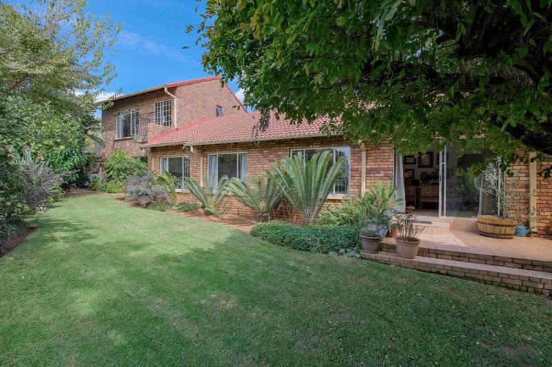 5 Bedroom Property for Sale in Rooihuiskraal Gauteng