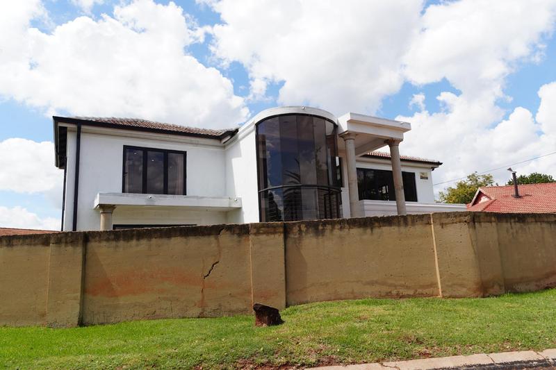 5 Bedroom Property for Sale in Dawn Park Gauteng