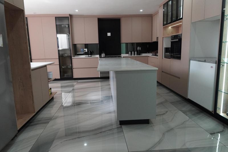 5 Bedroom Property for Sale in Dawn Park Gauteng