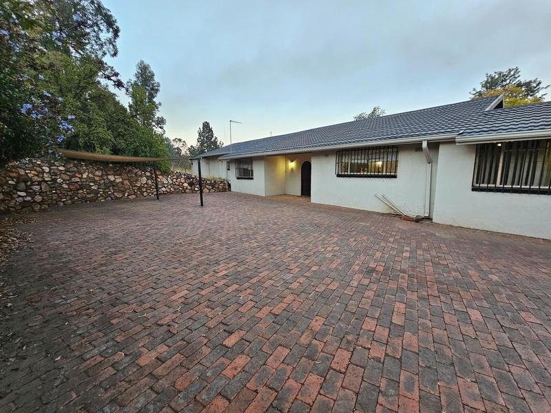5 Bedroom Property for Sale in Zonnehoewe A H Gauteng
