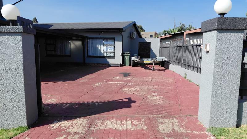 5 Bedroom Property for Sale in Raceview Gauteng