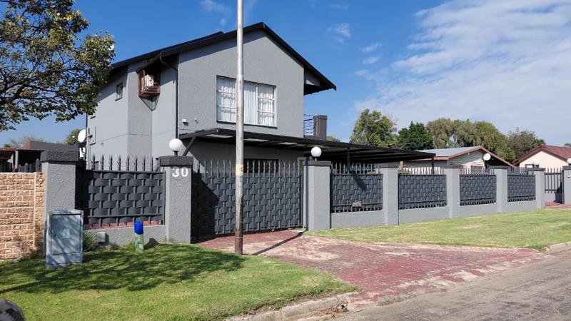 5 Bedroom Property for Sale in Raceview Gauteng