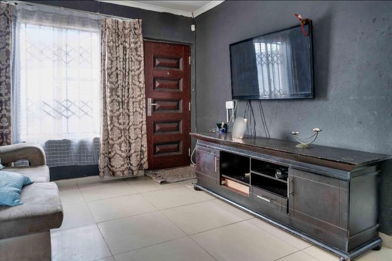 5 Bedroom Property for Sale in Protea Glen Gauteng