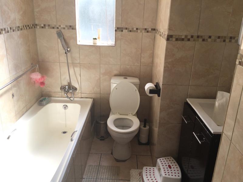 2 Bedroom Property for Sale in Corlett Gardens Gauteng