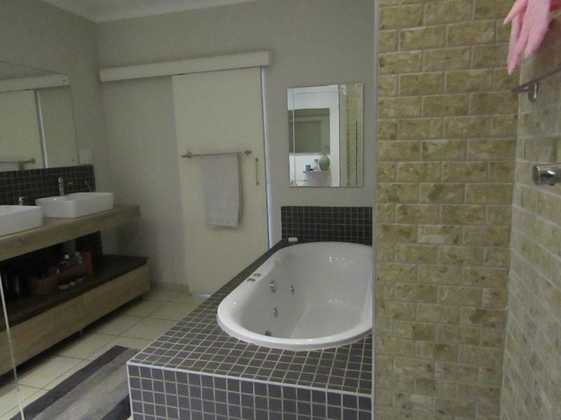 3 Bedroom Property for Sale in Atholl Gardens Gauteng