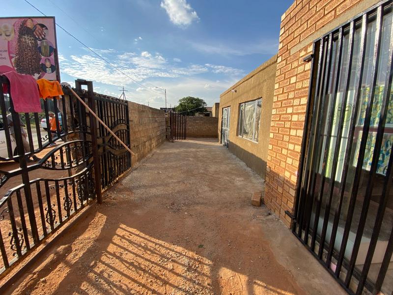 5 Bedroom Property for Sale in Katlehong South Gauteng