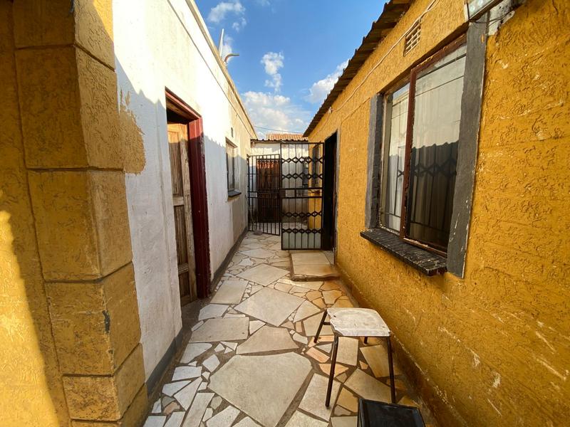 5 Bedroom Property for Sale in Katlehong South Gauteng