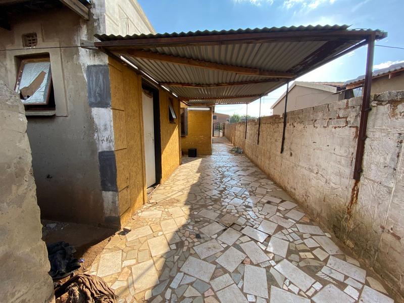 5 Bedroom Property for Sale in Katlehong South Gauteng