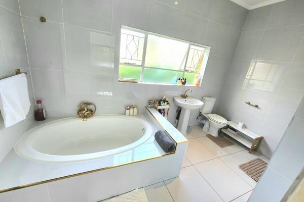 4 Bedroom Property for Sale in Glenvista Gauteng