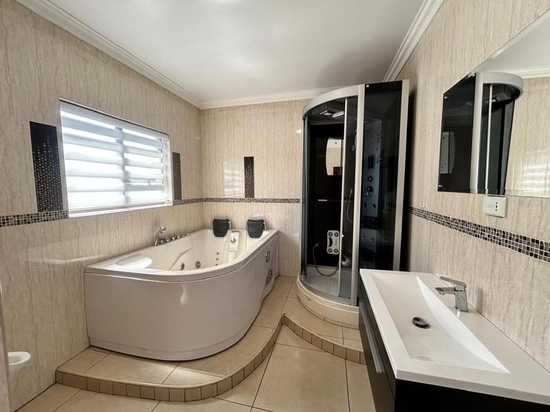 5 Bedroom Property for Sale in Helderwyk Gauteng