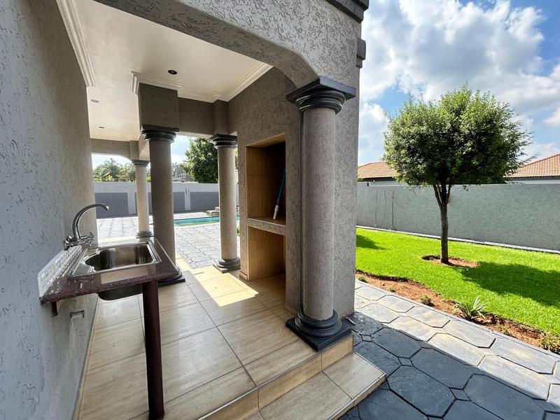 5 Bedroom Property for Sale in Helderwyk Gauteng