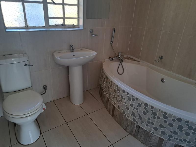 To Let 4 Bedroom Property for Rent in Ontdekkerspark Gauteng