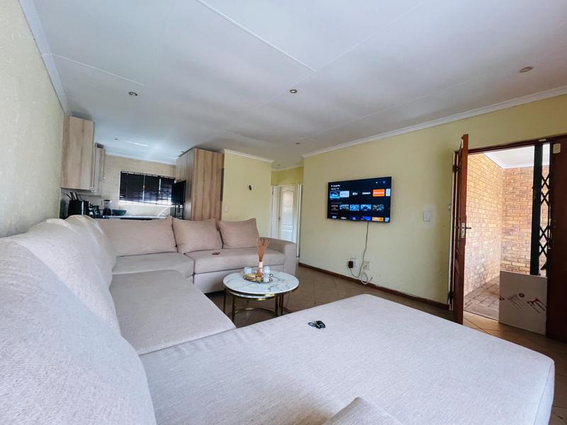 2 Bedroom Property for Sale in Dunnottar Gauteng