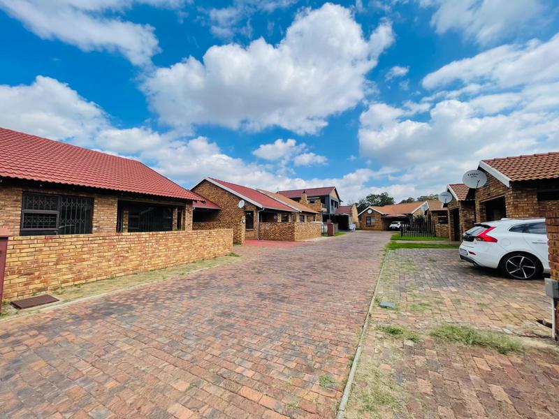 2 Bedroom Property for Sale in Dunnottar Gauteng