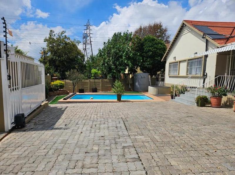 3 Bedroom Property for Sale in Linmeyer Gauteng