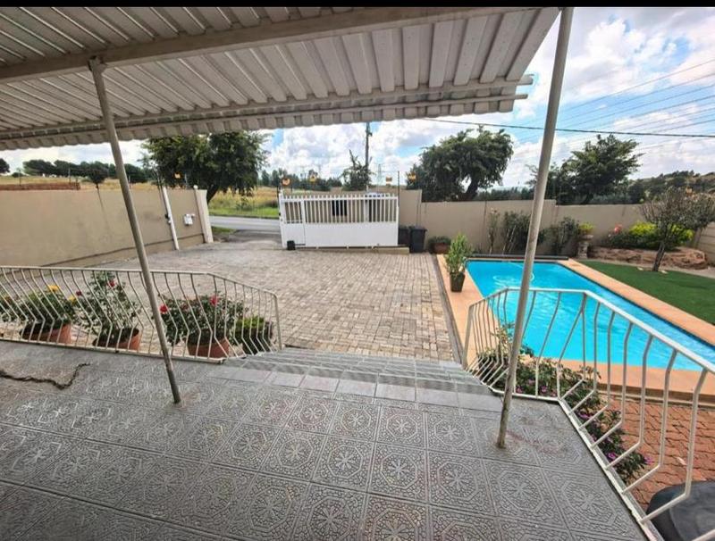 3 Bedroom Property for Sale in Linmeyer Gauteng