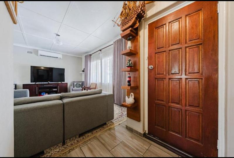 3 Bedroom Property for Sale in Linmeyer Gauteng