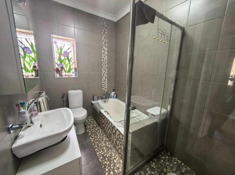 3 Bedroom Property for Sale in Linmeyer Gauteng