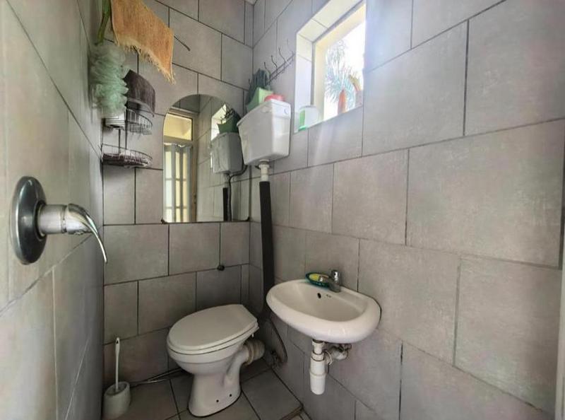 3 Bedroom Property for Sale in Linmeyer Gauteng