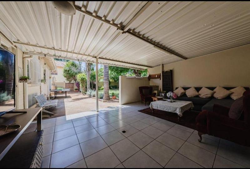 3 Bedroom Property for Sale in Linmeyer Gauteng