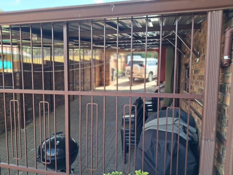 6 Bedroom Property for Sale in Winchester Hills Gauteng