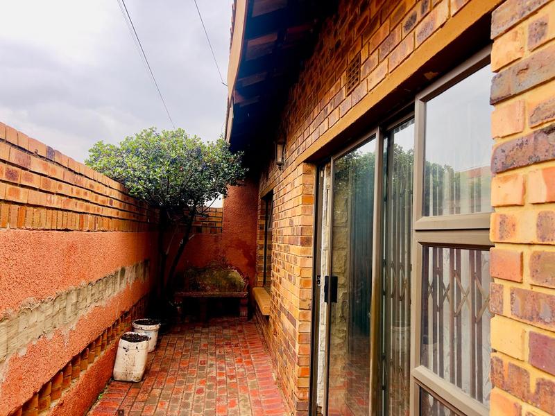 2 Bedroom Property for Sale in Phiri Gauteng