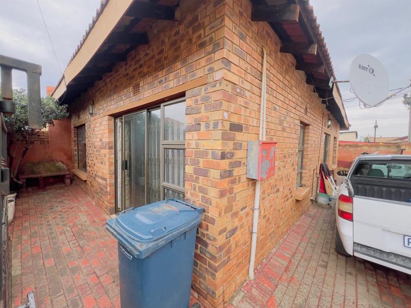 2 Bedroom Property for Sale in Phiri Gauteng
