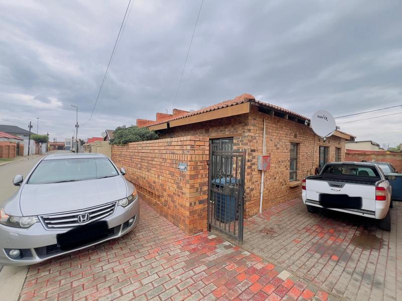 2 Bedroom Property for Sale in Phiri Gauteng