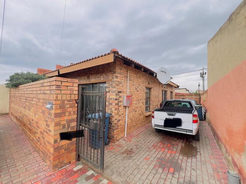 2 Bedroom Property for Sale in Phiri Gauteng