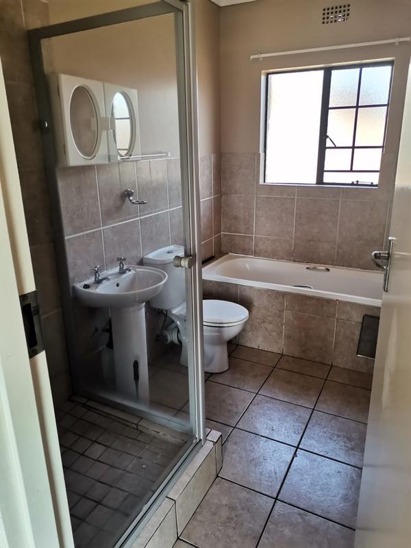 To Let 2 Bedroom Property for Rent in Sonneveld Gauteng