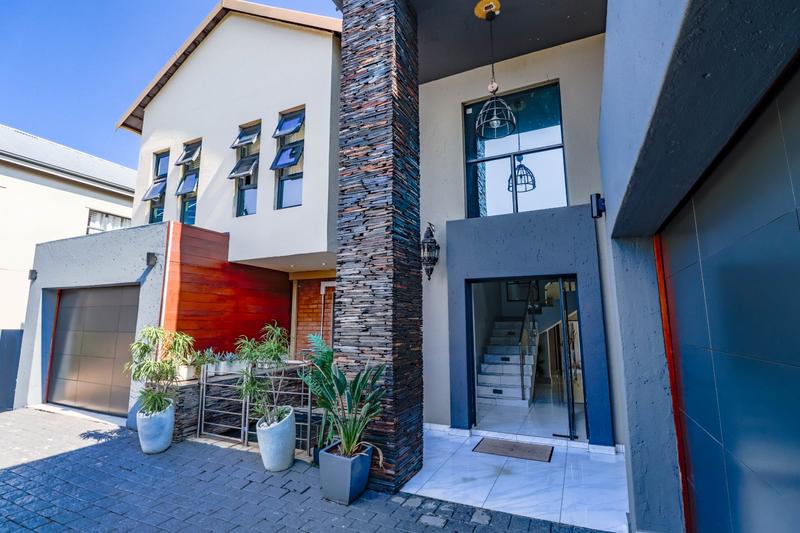 5 Bedroom Property for Sale in Copperleaf Estate Gauteng