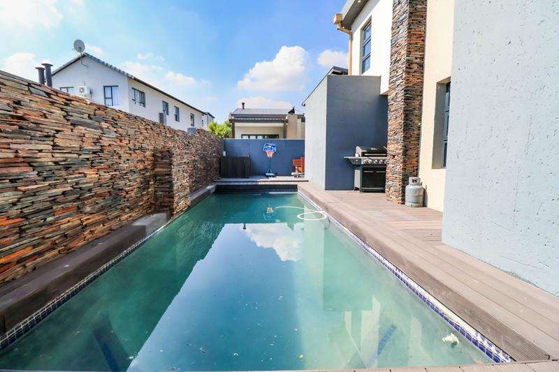5 Bedroom Property for Sale in Copperleaf Estate Gauteng
