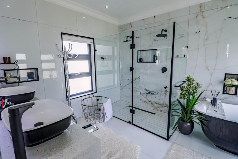 5 Bedroom Property for Sale in Copperleaf Estate Gauteng