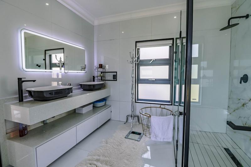 5 Bedroom Property for Sale in Copperleaf Estate Gauteng