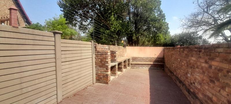 4 Bedroom Property for Sale in Rooihuiskraal Gauteng
