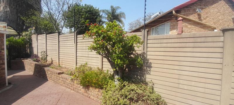 4 Bedroom Property for Sale in Rooihuiskraal Gauteng