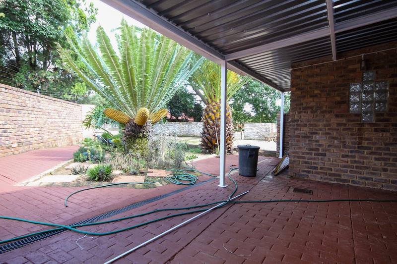 4 Bedroom Property for Sale in Rooihuiskraal Gauteng
