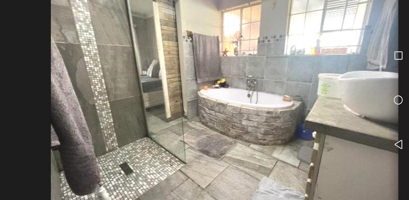 2 Bedroom Property for Sale in Rooihuiskraal North Gauteng