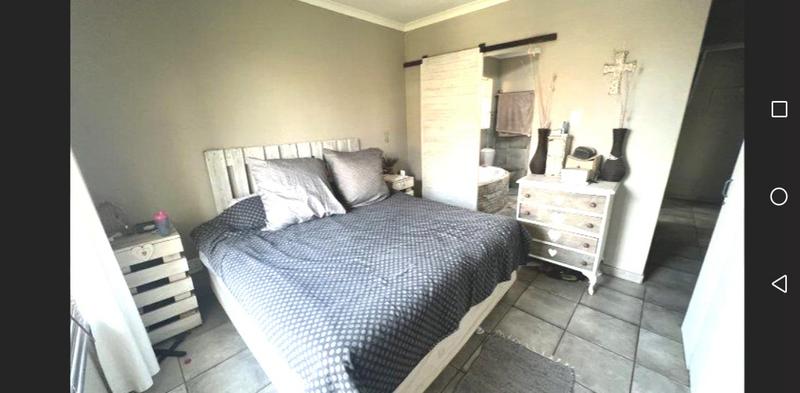 2 Bedroom Property for Sale in Rooihuiskraal North Gauteng
